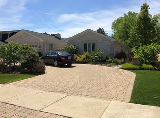 1065 Summit Dr, Deerfield, IL 60015