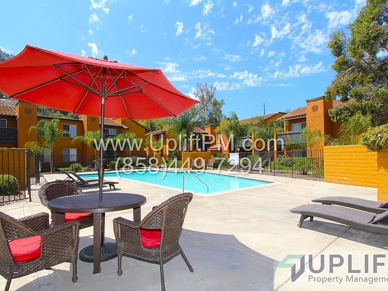 BONITA COURT APARTMENTS — Photo 2