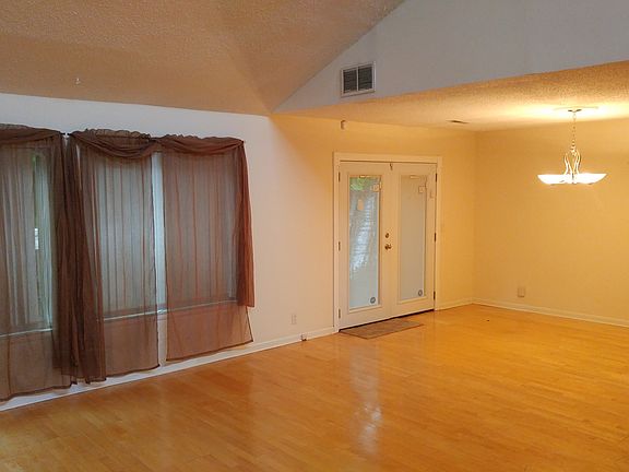 Living room/dining combo 