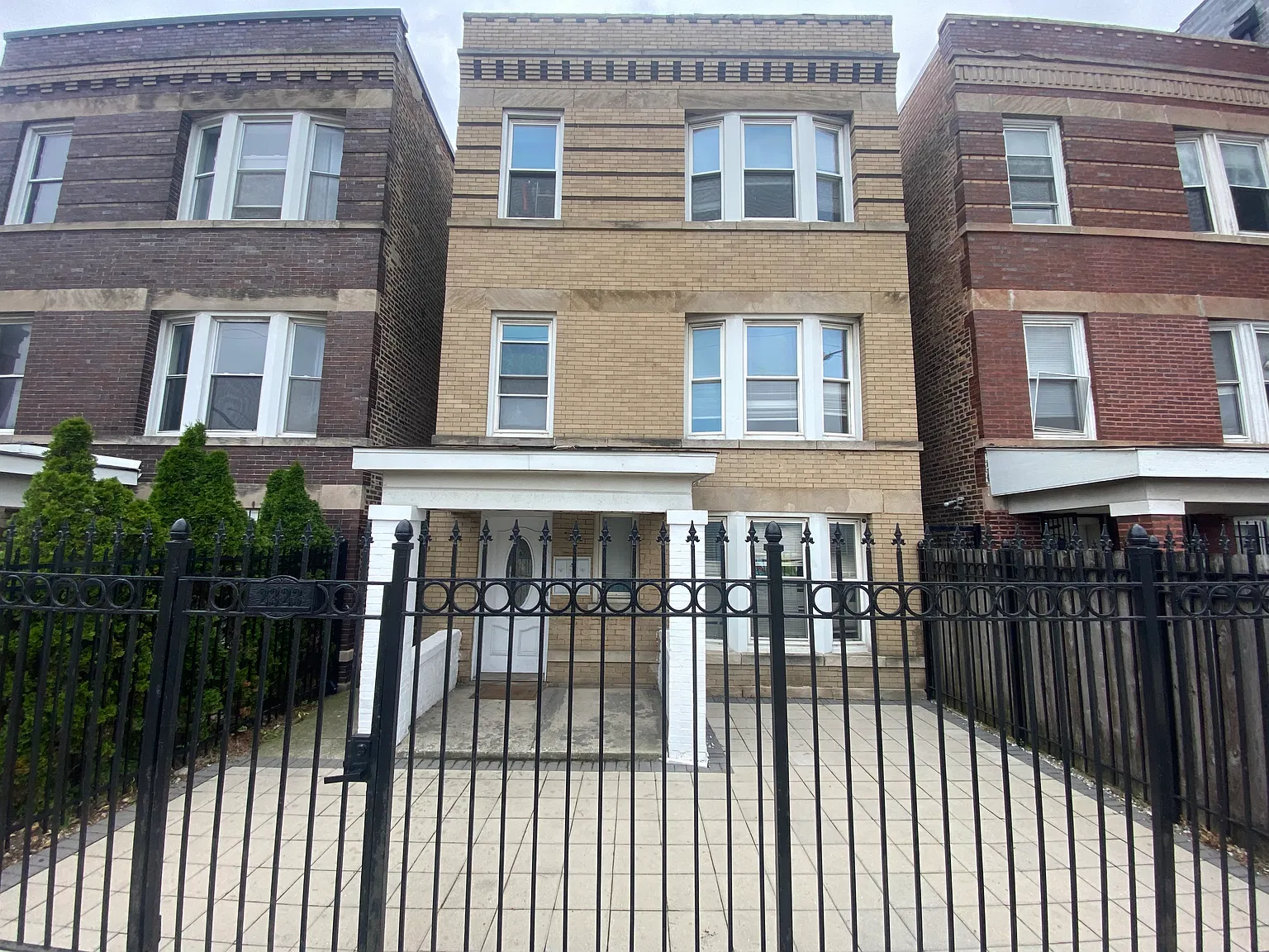 3 bed, 1000 sqft, $2,200 — Photo 1