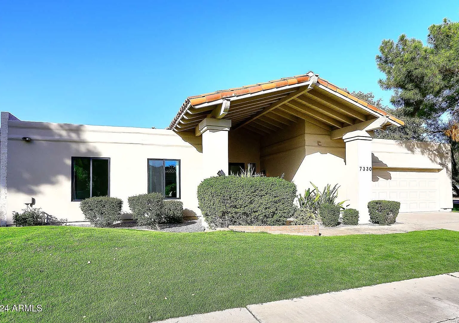 3 bed, 3.5 bath, 2700 sqft, $10,000 — Photo 2