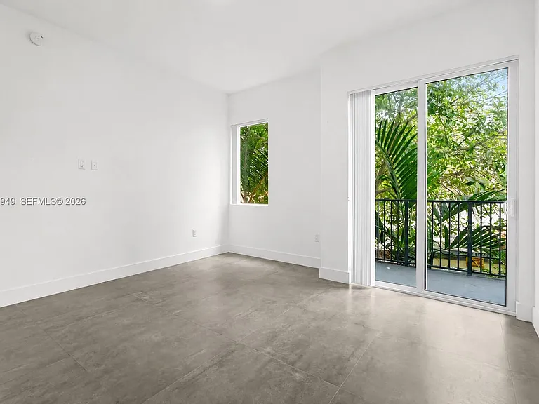 2010 SW 25th Ter #203 — Photo 4