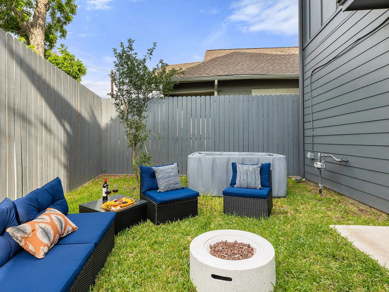 3 bed, 2.5 bath, 1813 sqft, $3,500 — Photo 2