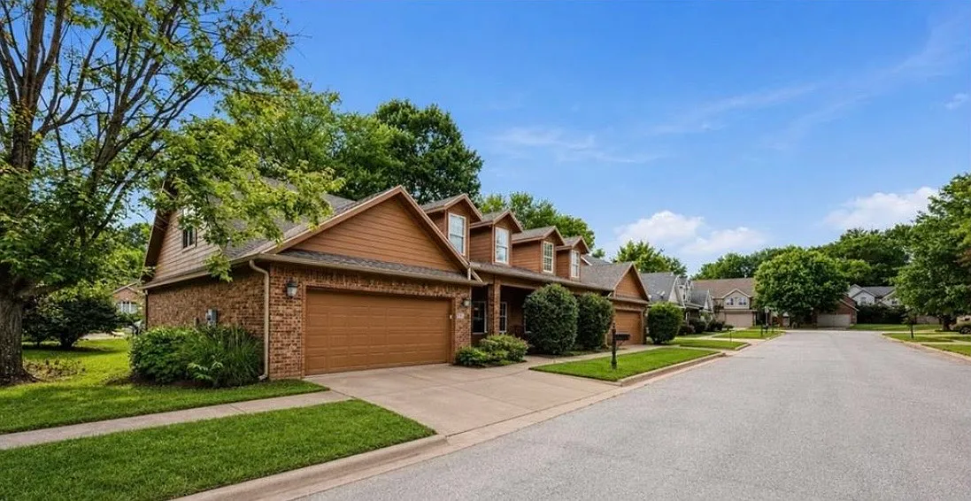 4 bed, 2.5 bath, 2800 sqft, $2,500 — Photo 1