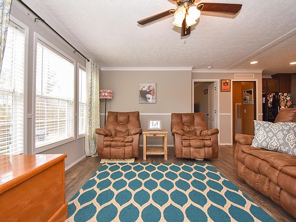 Image 3: Living Room