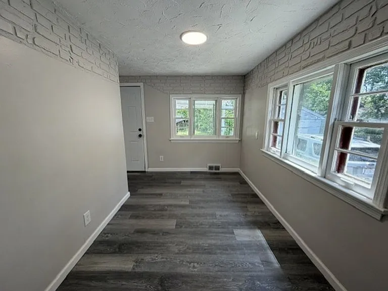621 Hudson Ave — Photo 3