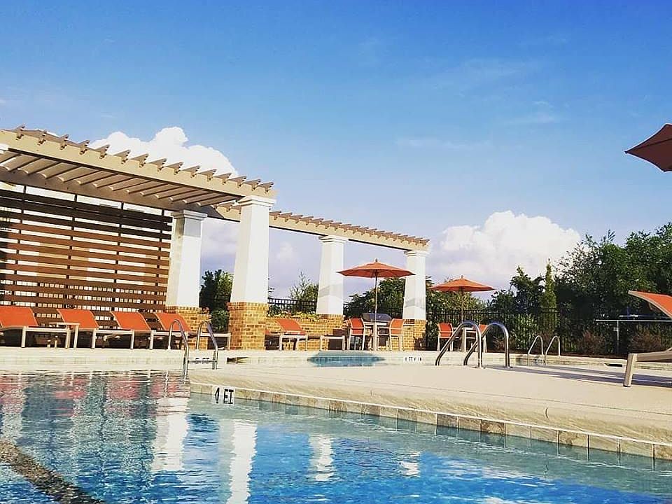 Huge swimming pool, with plenty of space to lounge, as well as 2 gas grills provided.