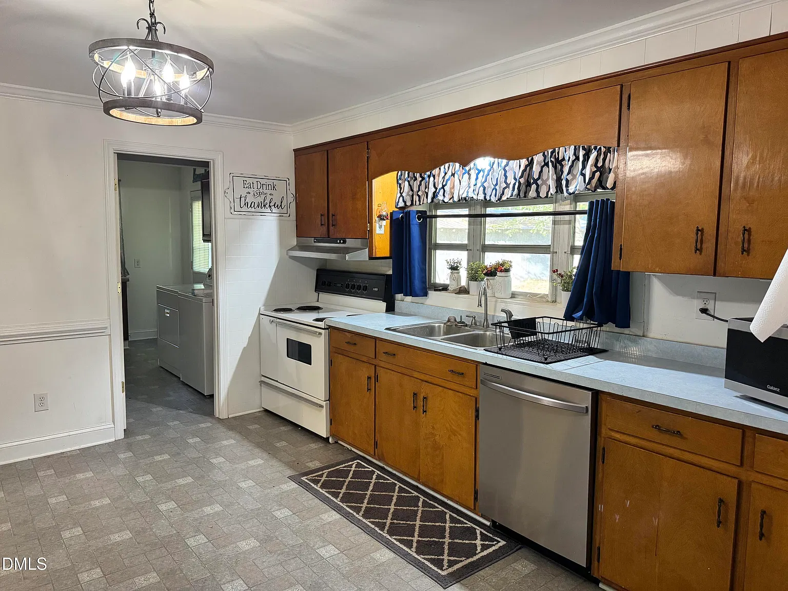 3 bed, 1.0 bath, $1,600 — Photo 3