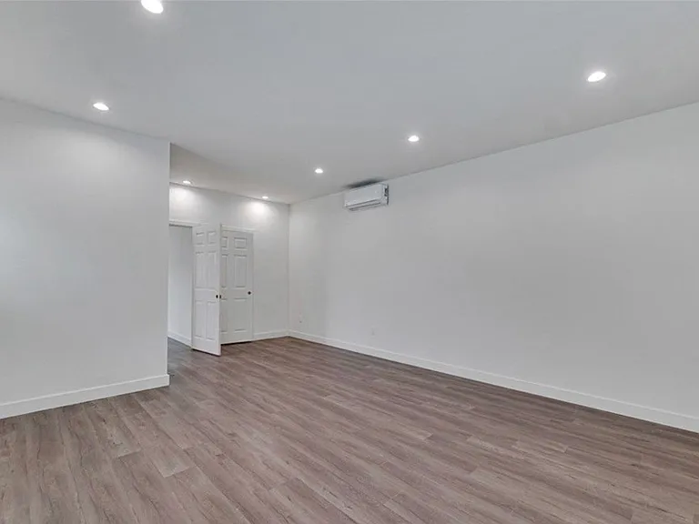 6744 Radford Ave — Photo 34
