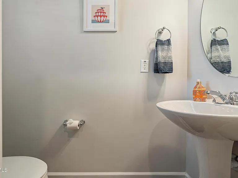 185 Millennium Dr — Photo 32