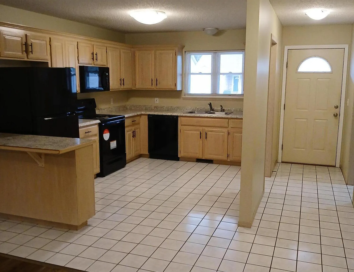 2 bed, 1.5 bath, 1190 sqft, $1,050 — Photo 2