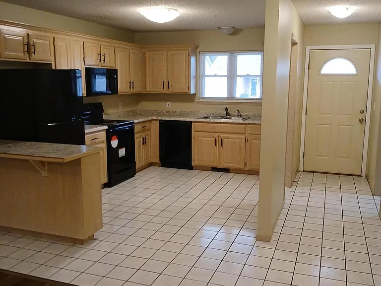 814 Forest Ave S — Photo 2