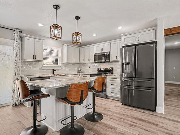 3rd image of 410 E Henry St