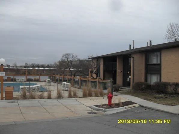 6119 Knoll Wood Ct APT 104, Willowbrook, IL 60527