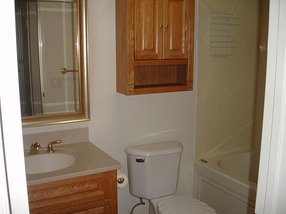 Spotless guest bath w/ Jacuzzi tub