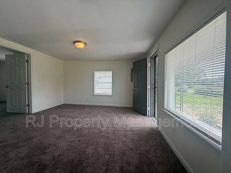 2 bed, 1.0 bath, 882 sqft, $995 — Photo 2