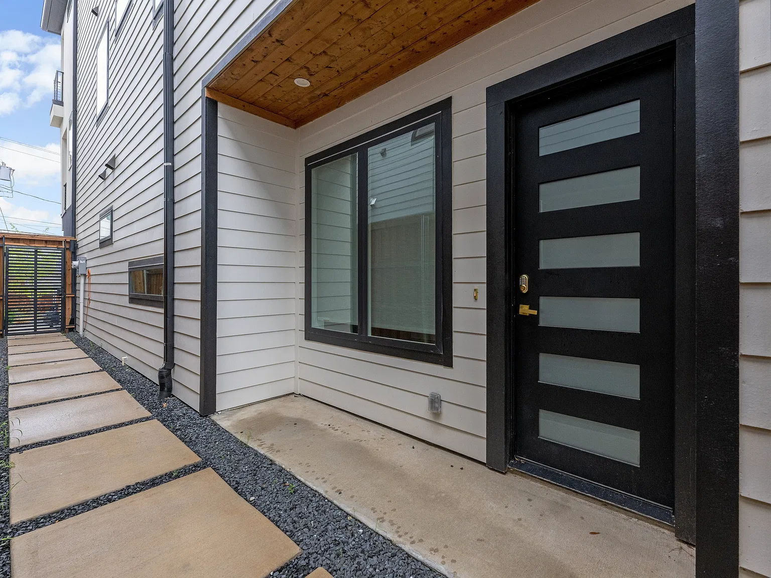 3 bed, 2642 sqft, $4,750 — Photo 2