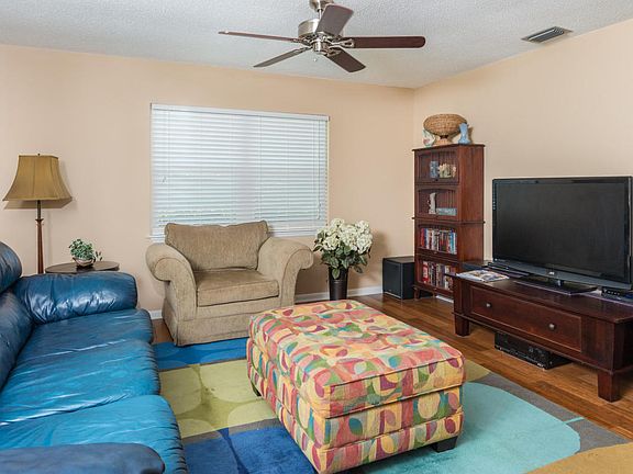 5th image of 219 Emerald Dr N