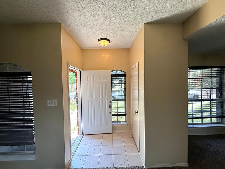 2616 Helen Ln — Photo 2