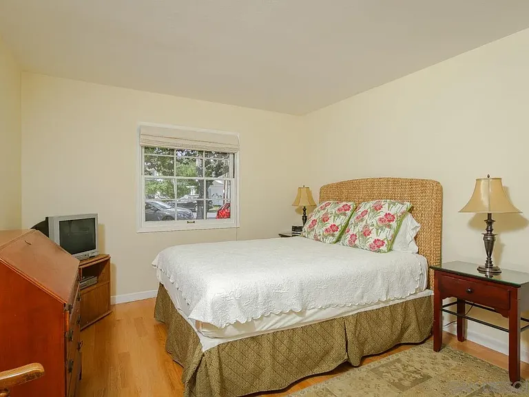 1045 Adella Ave — Photo 9