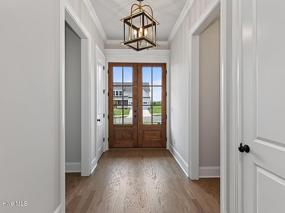 5th image of 445 Woodlawn Street