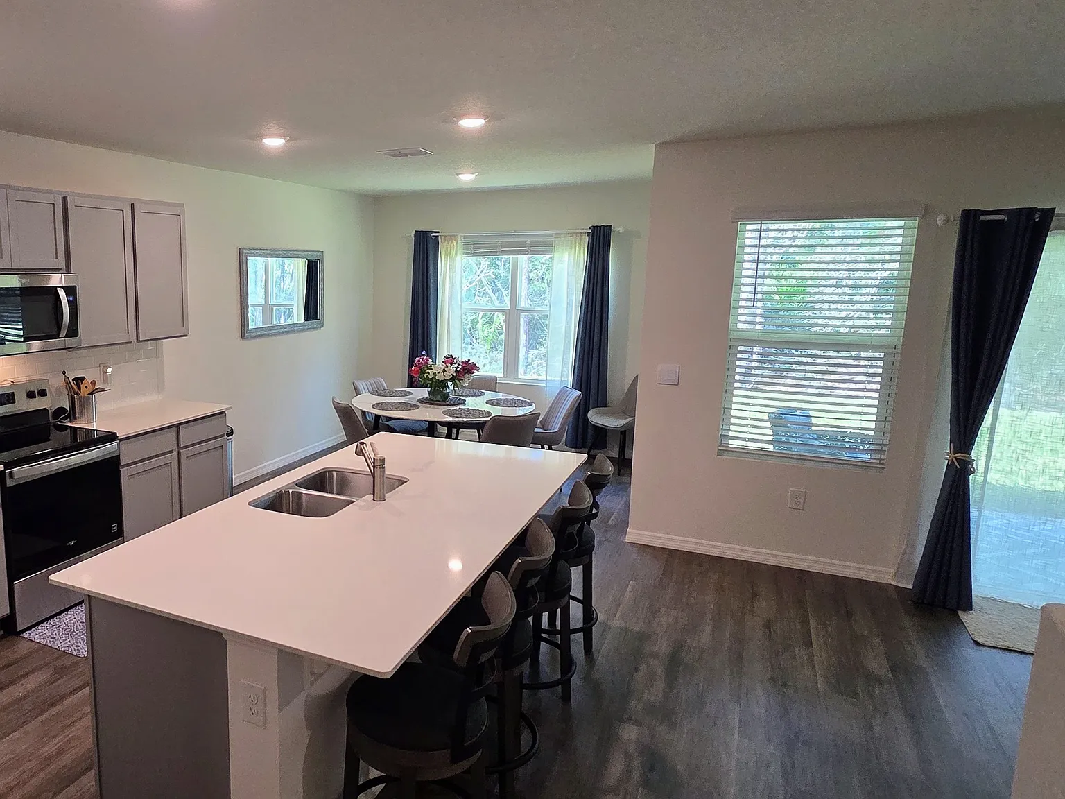 4 bed, 2020 sqft, $4,500 — Photo 3