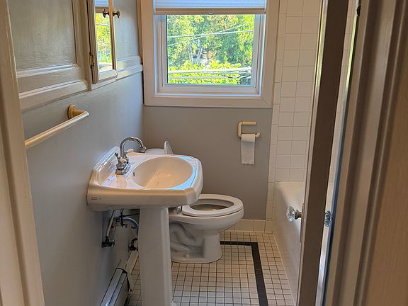5th image of 166 W Lincoln St APT 4