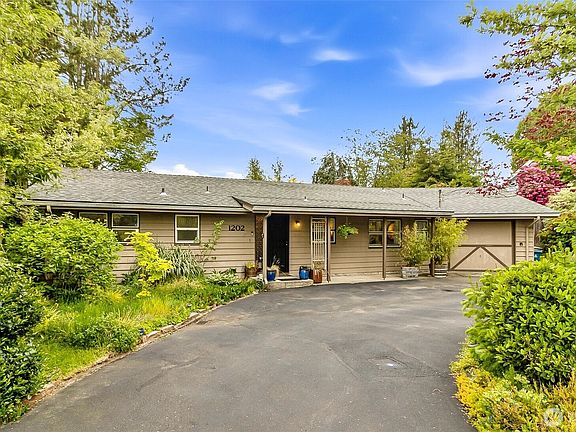 3rd image of 1202 Pine Avenue