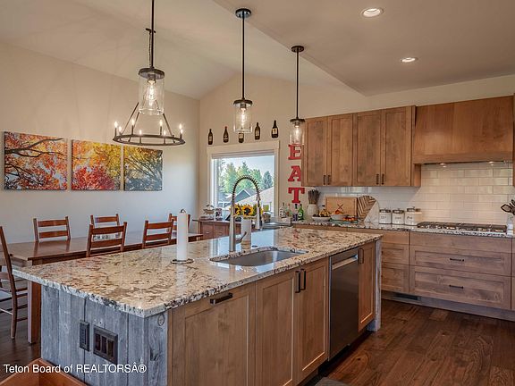 4th image of 3044 Whitehouse Dr