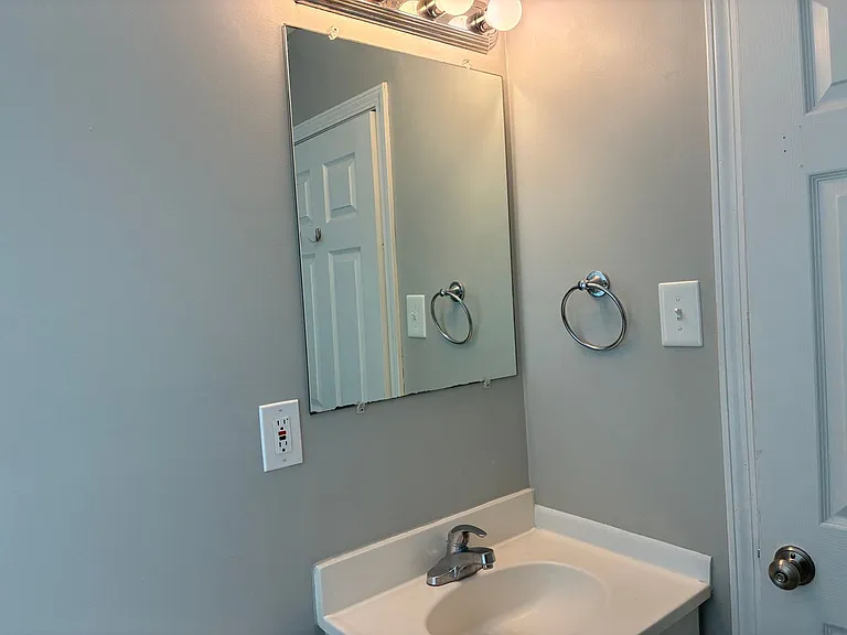504 Henry St — Photo 24