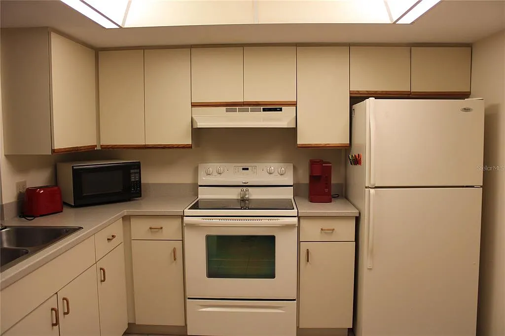 2 bed, 2.0 bath, 1042 sqft, $1,695 — Photo 2