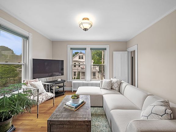 5th image of 128 Selwyn St #2