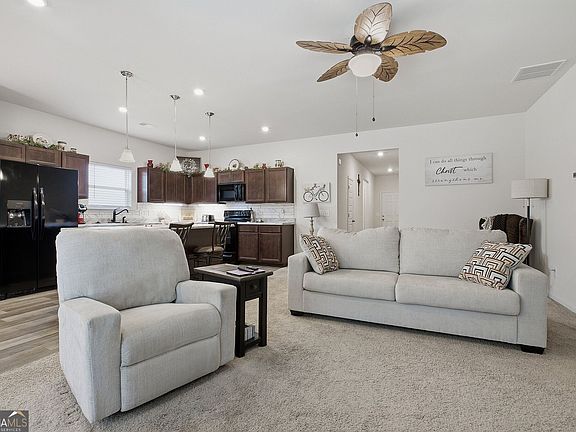 4th image of 62 Royal Oak Dr NE