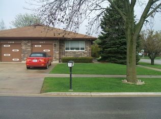107 Paramount Dr, Wood Dale, IL 60191