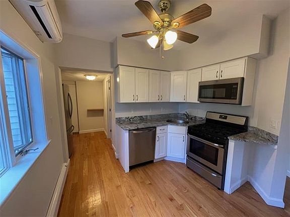 4th image of 944 Broadway St #2