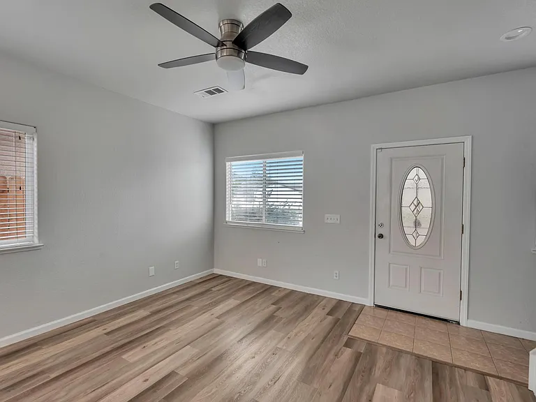 1061 Vermont Ave — Photo 6