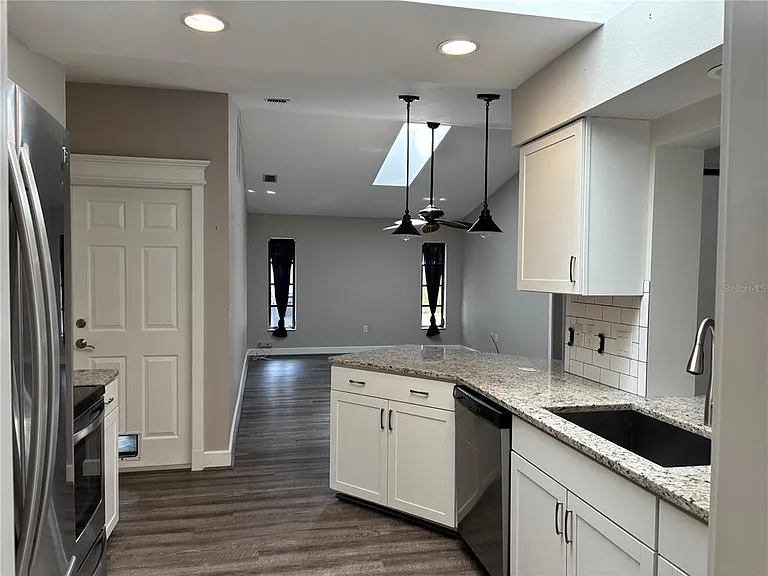10123 Bay Ave — Photo 11