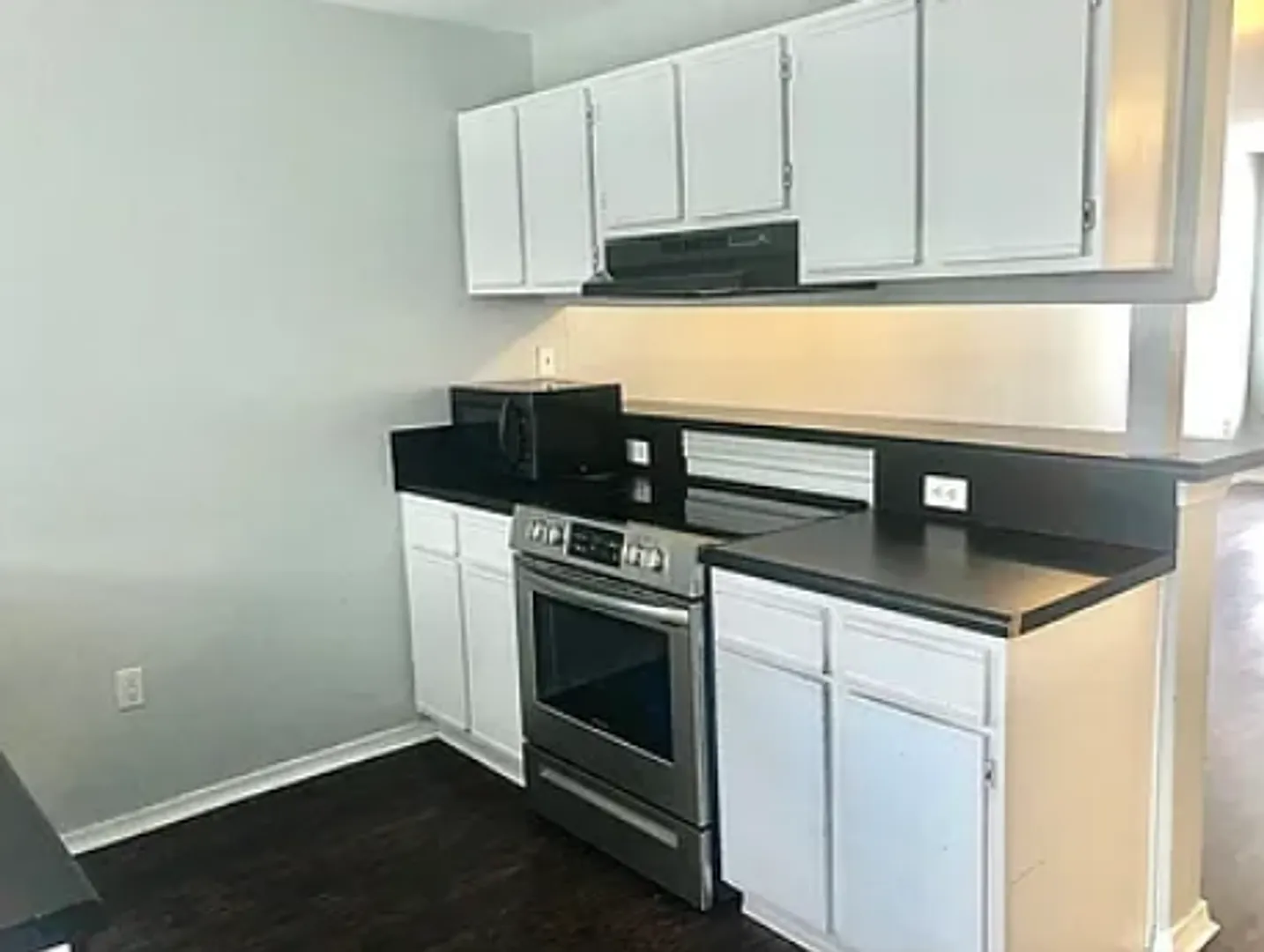 2 Bed/2.5 Bath Townhouse off Razorback Greenway — Photo 4