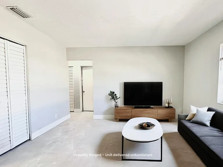 1007 W Prospect Rd — Photo 2
