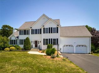 3 Country Club Ln, Hopedale, MA 01747