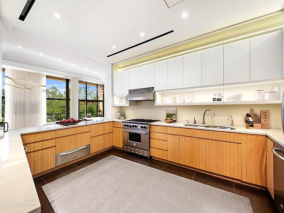 3rd image of 106 Central Park S #L3a