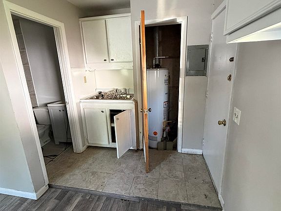 4th image of 3642 Western Rd