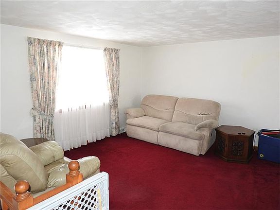 4th image of 104 Rose Ct S
