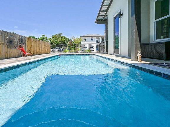 3rd image of 28 W Palm Beach Ct
