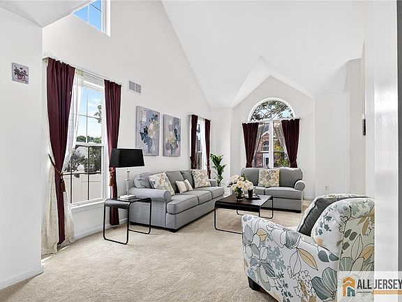 4th image of 36 Monticello Way