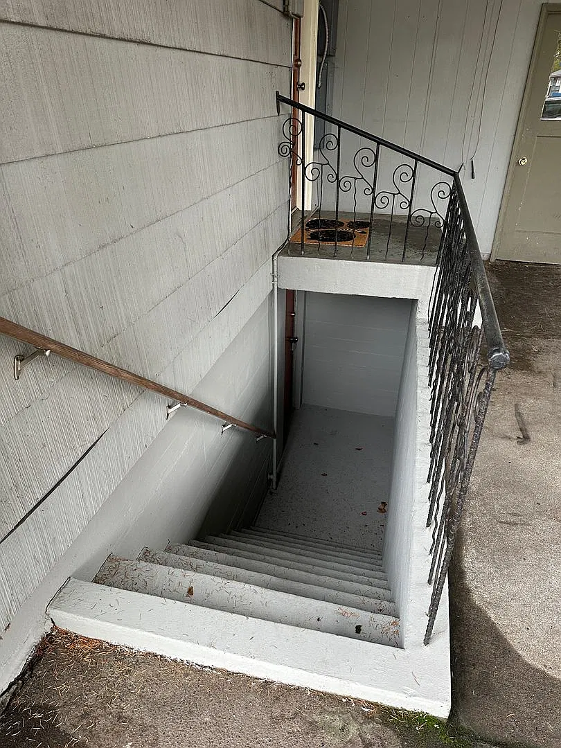 (487) 25th Street Duplex 2 Bdrm / 1 Bth w/ 2 living Rooms (Free Power) — Photo 2