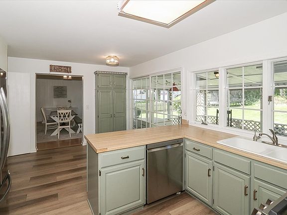 3rd image of 316 Ambleside Dr