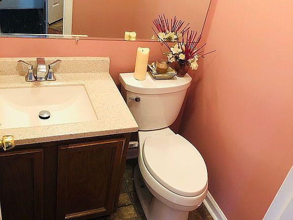 0.5 bathroom, living room 