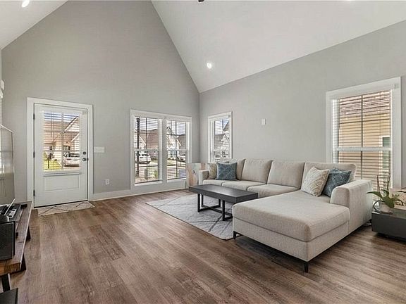 2nd image of 1286 Burrow Cir