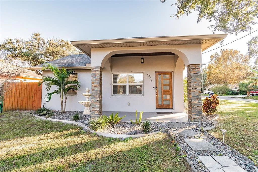 3 bed, 2.0 bath, 1425 sqft, $3,300 — Photo 1